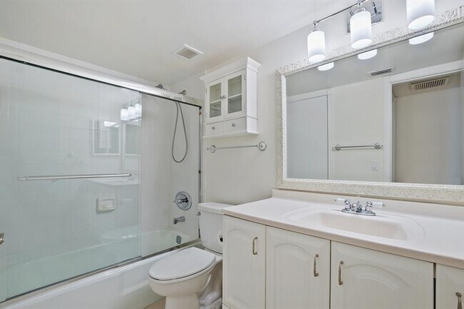 Building Photo - 1051 Hillsboro Mile