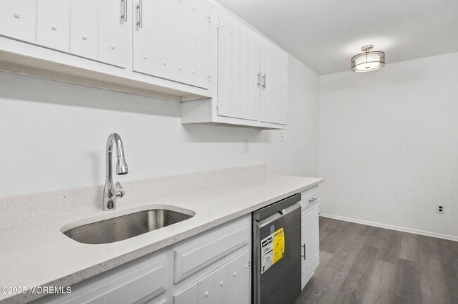 Building Photo - 120 Amberly Dr
