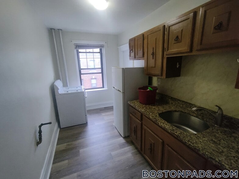 Building Photo - 349 Pleasant St