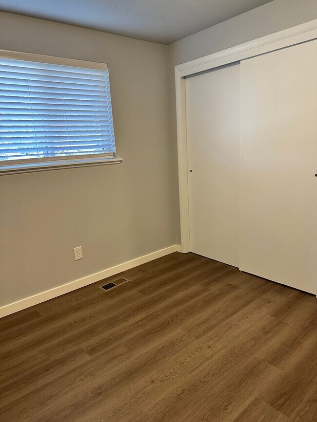 Building Photo - Updated 2-Bedroom 1 Bathroom Near Whitewat...