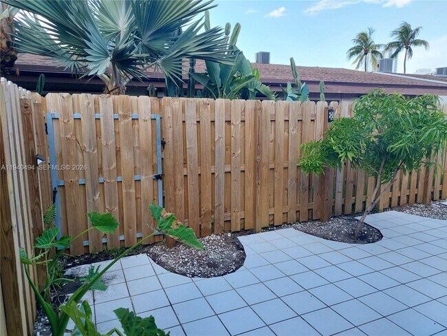 Building Photo - 2675 Parkview Dr S