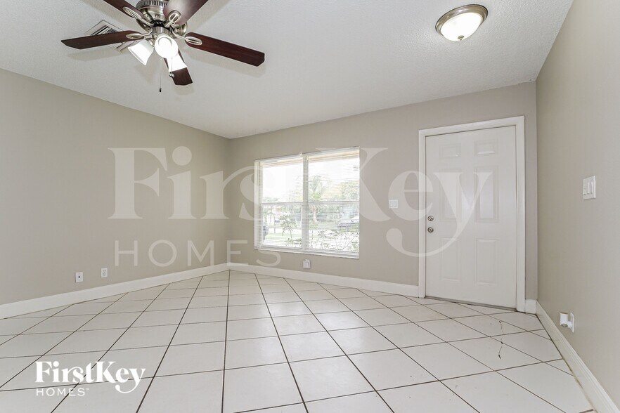Building Photo - 6129 Moonbeam Dr