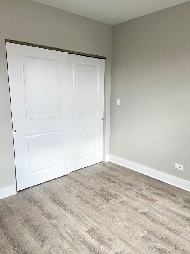 Building Photo - 722 N Austin Blvd