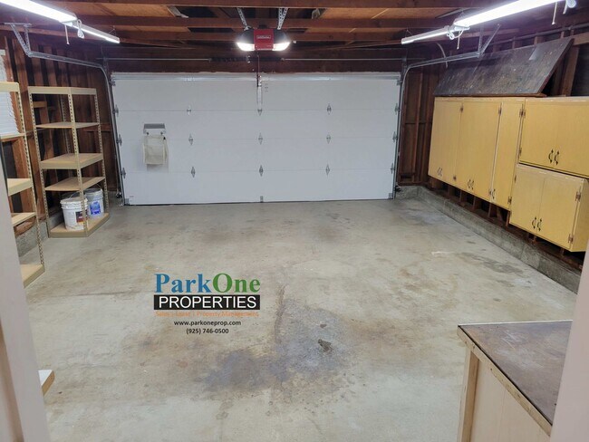 Building Photo - COMING SOON! Spacious single level Woodlan...