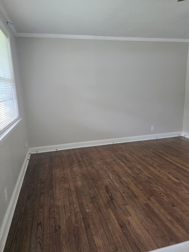 Building Photo - 3 bedroom 2 bathroom