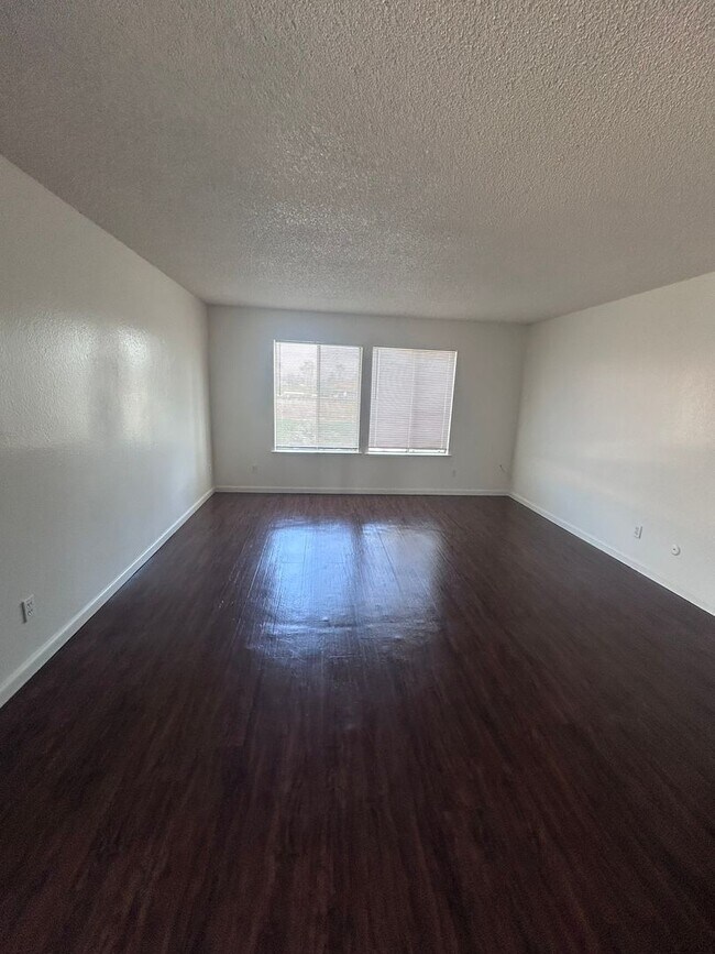 Building Photo - Upstairs Unit!!! Move in Ready!