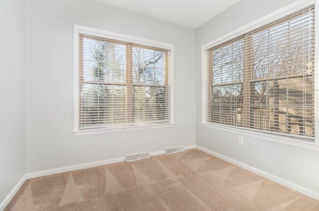 Building Photo - *UPCOMING* 3 Bedroom 2.5 Bath Town-Home Lo...