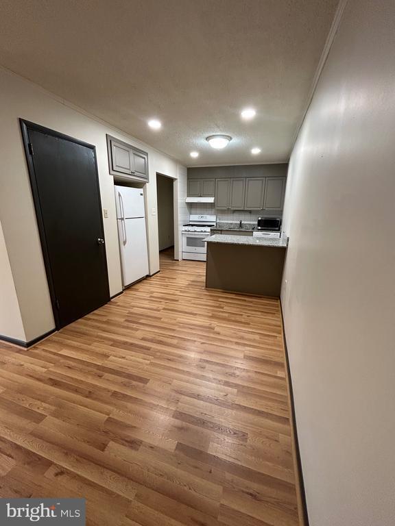 Building Photo - 400 Main St