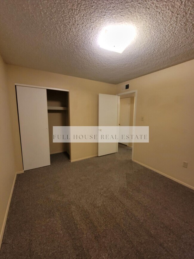 Building Photo - 1825 Mary Ellen St NE