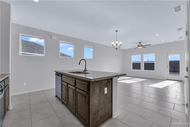 Building Photo - LARGE HOME! 3 BEDROOM!