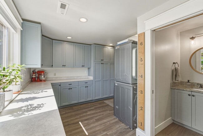 Building Photo - Bright & Spacious 4-Bedroom Haven Just Minutes from Leavenworth Village