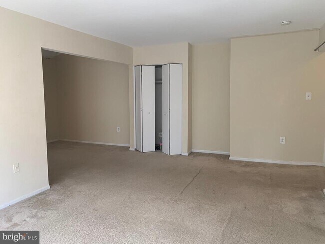 Building Photo - 884 College Pkwy