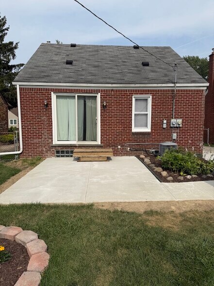 Building Photo - 23131 David Ave