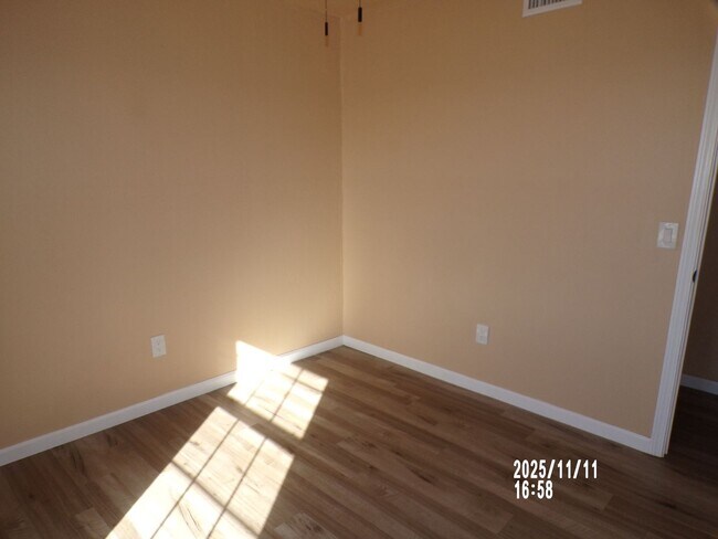 Building Photo - home located close to Bishop School District