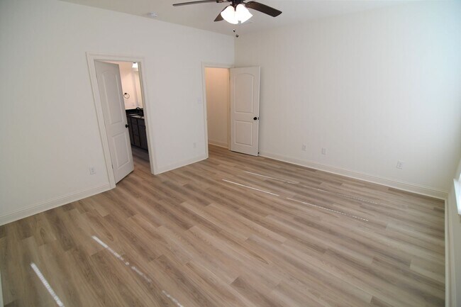 Building Photo - Trendy, 3 bedroom, 2 bath home in coveted Kenilworth Crossing Community near LSU