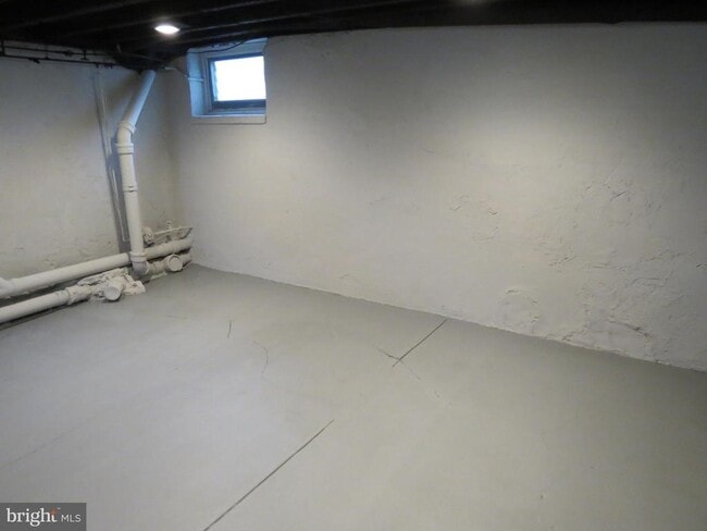 Building Photo - 240 Pensdale St