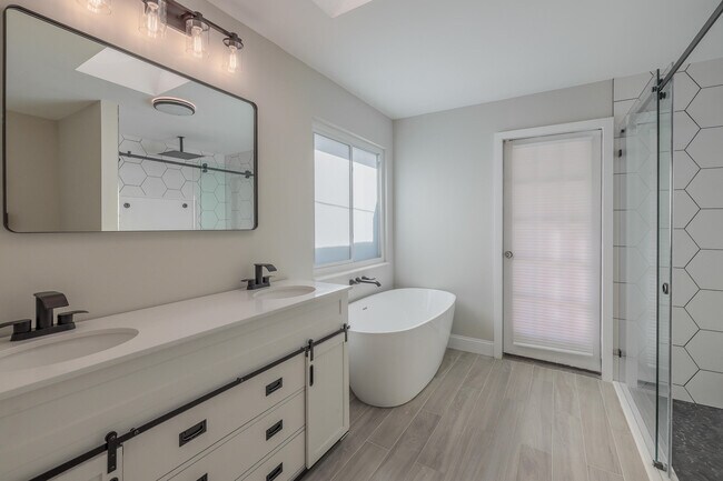 Building Photo - 842 SE Streamlet Ave