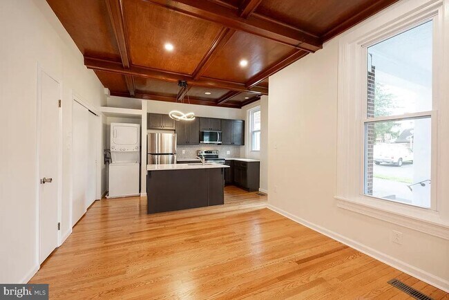 Building Photo - 554 Main St