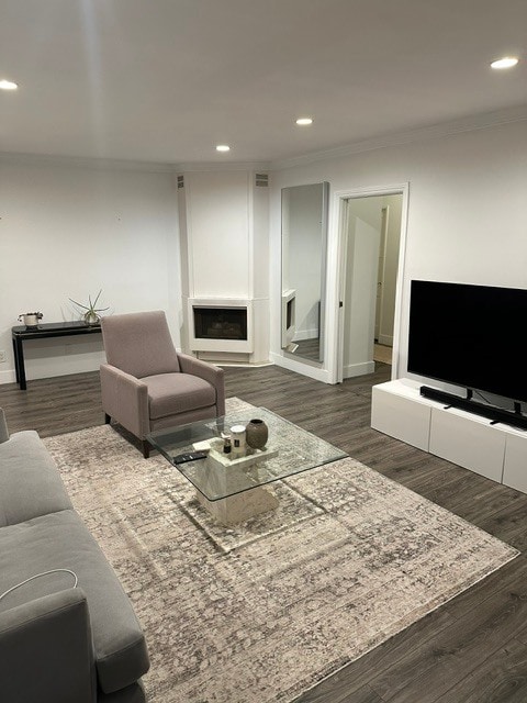 Spacious living room with fireplace - 930 3rd St