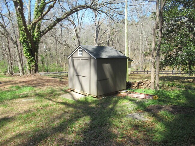 Building Photo - Charming Brick Ranch in a Convenient Lincolnton Location!