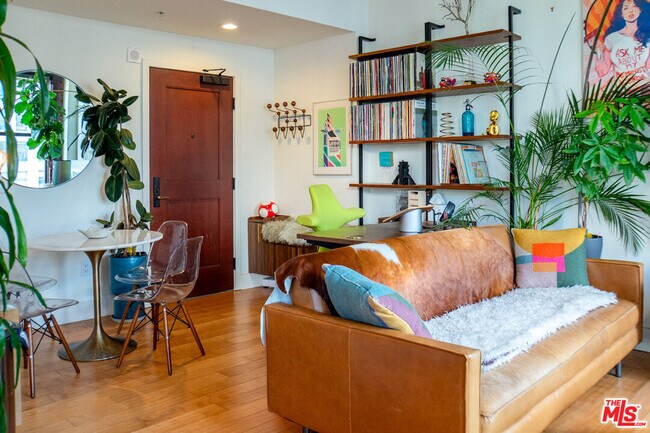 Building Photo - 460 S Spring St