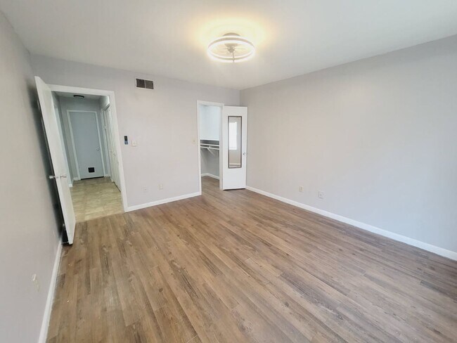 Building Photo - UPDATED 1/1 in Walkable Location w/ Solid Floors, Community Pool, & Washer/Dryer! Avail NOW for $...
