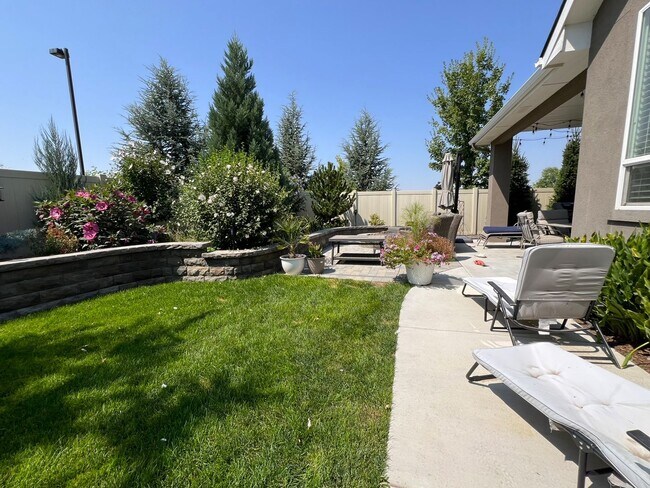Building Photo - Beautiful custom built home with 4 bed 3.5...