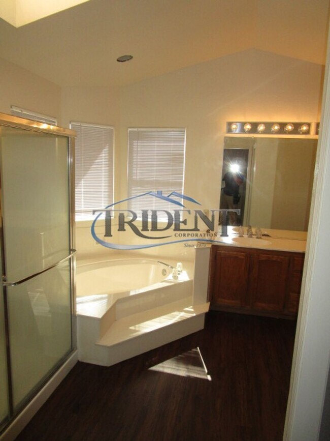 Building Photo - Large 4 bedroom, 3 bath house located on a large lot