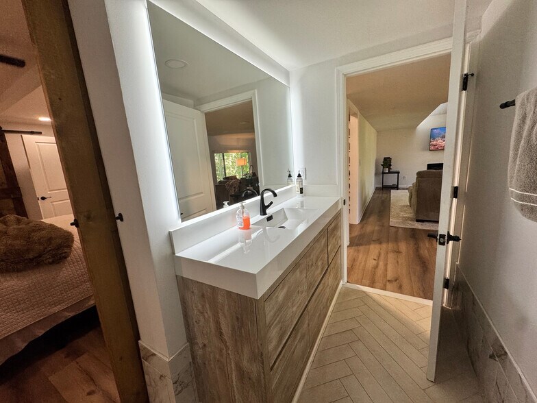 Building Photo - Room in Apartment on Wynfair Dr