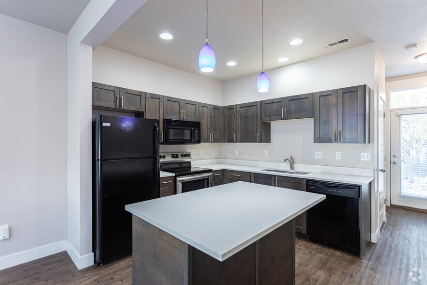 2BR, 2BA - 1,105SF - Kitchen - Prana