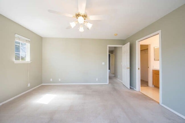 Building Photo - Charming 3bd/2.5 bath Condo