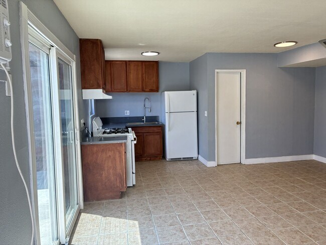 Building Photo - 1129 E La Deney Ct