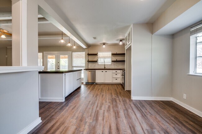 Building Photo - Stylish Home with Big Backyard in Prime Lo...
