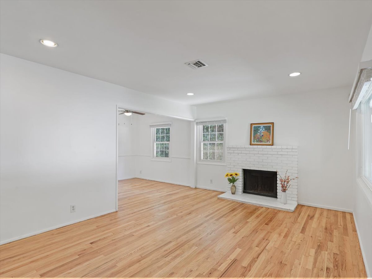 Building Photo - 15460 Sylvan St