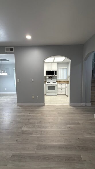 Building Photo - 14627 Gledhill St