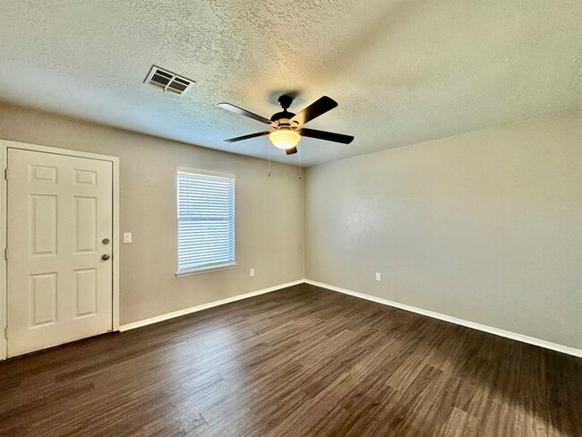 Building Photo - 143 Barrett Pl