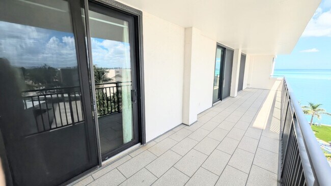 Building Photo - Annual UNfurnished Siesta Key Gulf front 2/2 condo with water views!