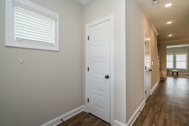 Building Photo - 31 Thunderbolt St