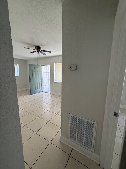 Building Photo - 13300 NE 10th Ave