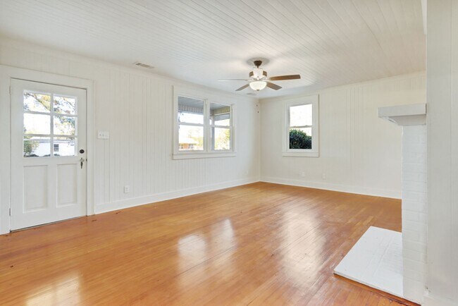 Building Photo - Great location