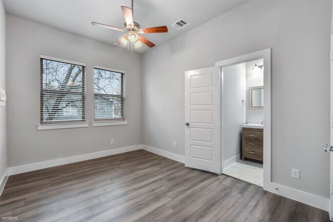 Building Photo - 4 br, 4 bath Duplex - 204 North Getzendane...