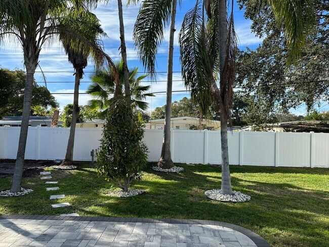 Building Photo - Newer Single Family Home 3-2-2 Seminole