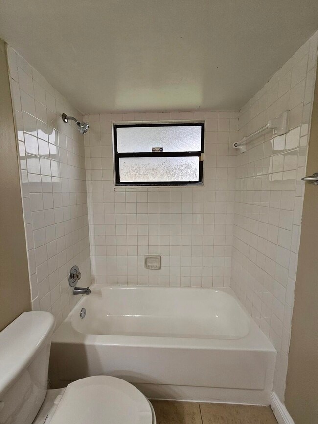 Building Photo - 1523 Lake Crystal Dr