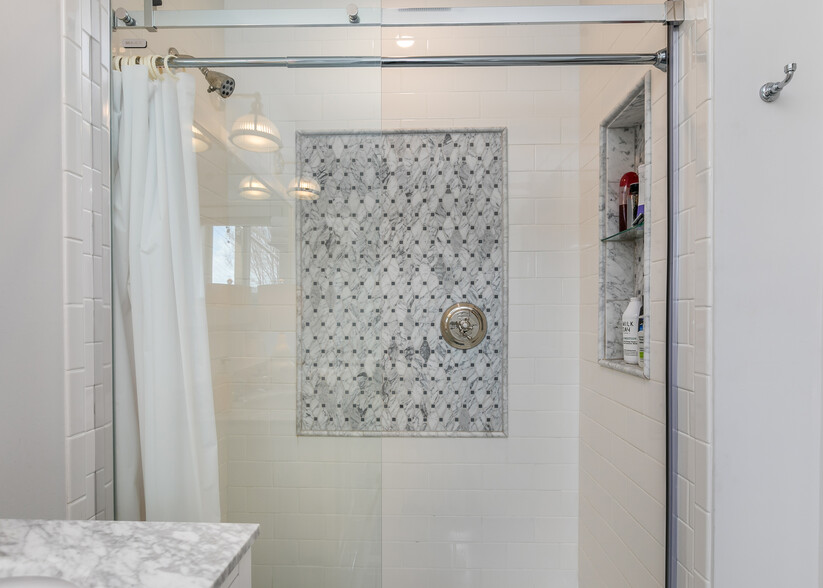 Beautiful shower with on-demand hot water - 11 Henry St