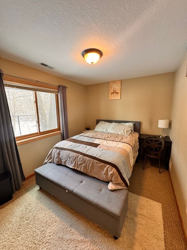 Building Photo - Gorgeous 3 Bedroom, 2 Full Bathroom Townhome in Desirable Location