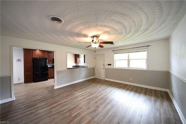 Building Photo - 823 Brentwood Dr