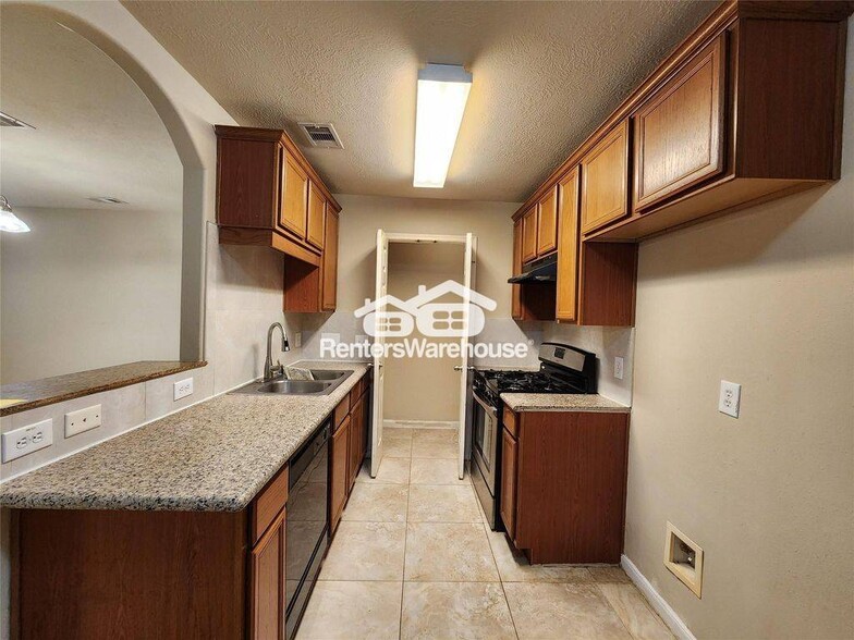 Building Photo - 11111 Valley Kings Dr