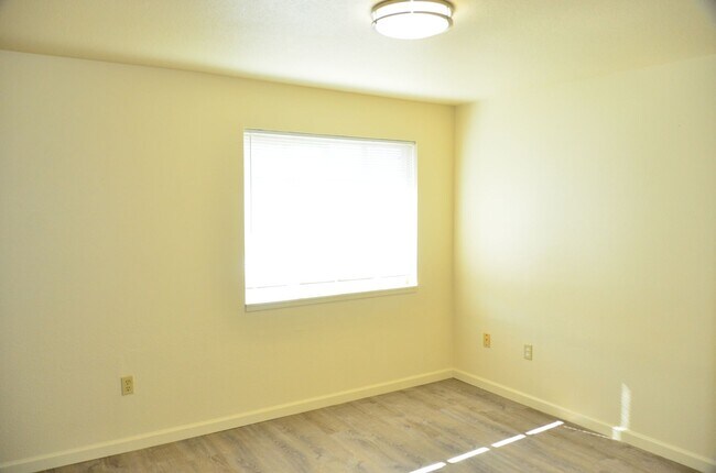 Building Photo - Renovated 2bed/1bath Flat with easy access...