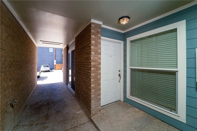 Building Photo - 400 W 35th St