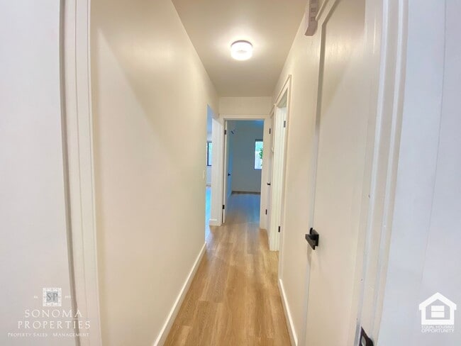 Building Photo - ***PRICE REDUCTION*** Modern Downstairs 2-...